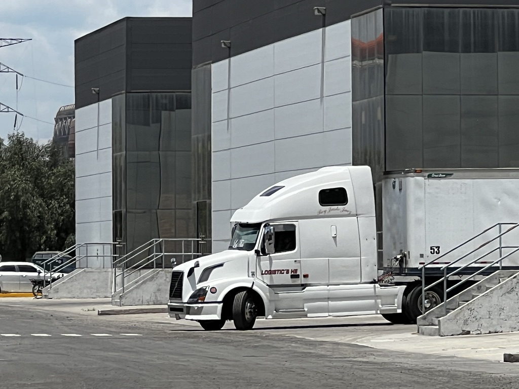 Trailer afuera de Naves Industriales Index